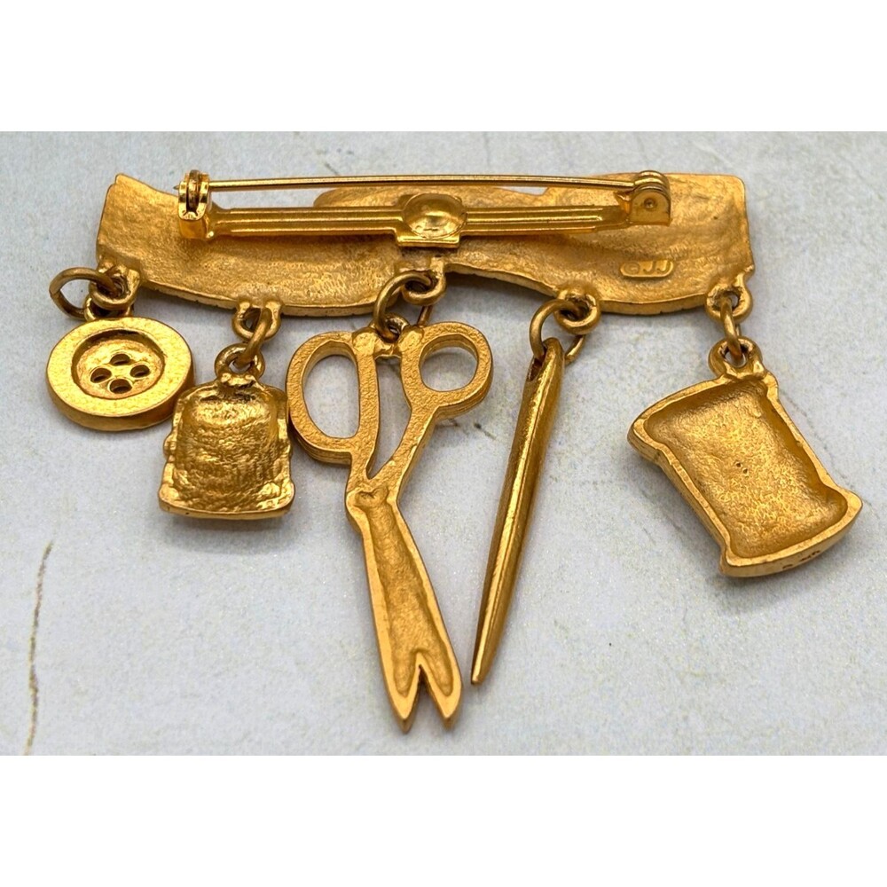 JJ Jonette Seamstress Tailor Brooch Pin Brushed Gold Tone Sewing Tools‎ Vintage - Picture 4 of 9